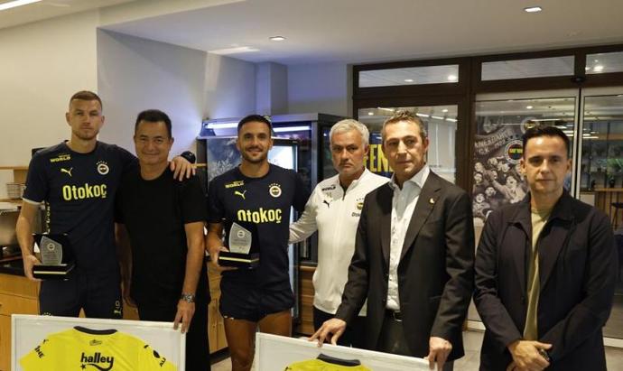 Fenerbahçe yönetimi Dzeko ve Tadice yemekhane mutfağında plaket vererek veda etti. Sizce futbolcularla nasıl veda edilmeli?