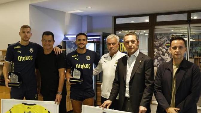 Fenerbahçe yönetimi Dzeko ve Tadic'e yemekhane mutfağında plaket vererek veda etti. Sizce futbolcularla nasıl veda edilmeli?