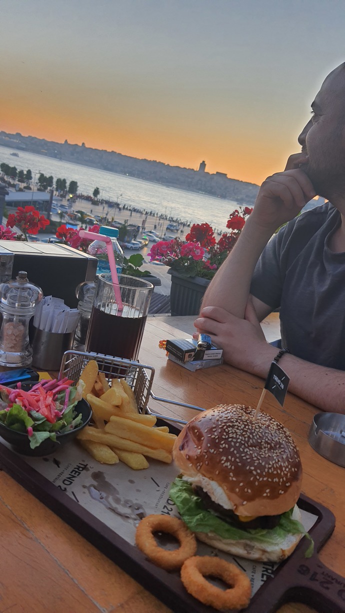 Ev yapımı hamburger mi daha lezzetli, yoksa dışarda yenen hamburger mi daha lezzetli?