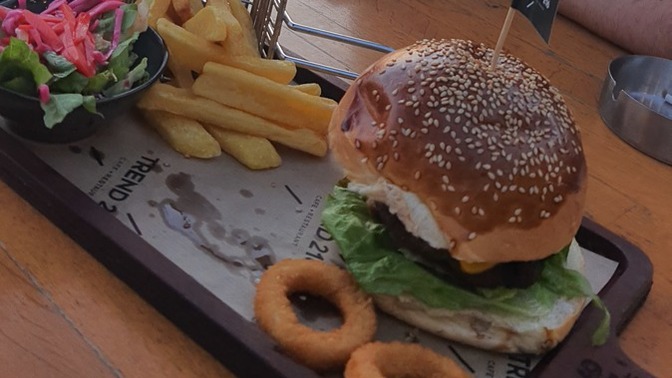 Ev yapımı hamburger mi daha lezzetli, yoksa dışarda yenen hamburger mi daha lezzetli?