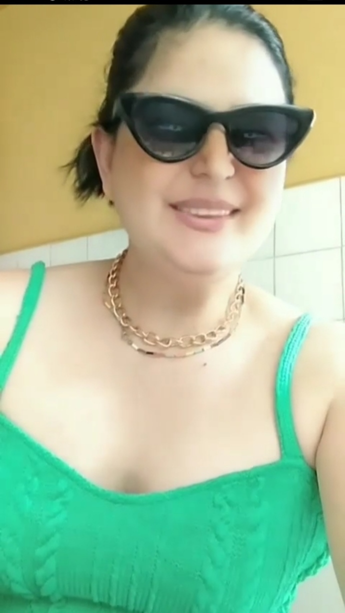 Millet gözlük takınca Adriana Lima gibi olur beni görende koluma girip yoldan karşıya geçiriyor niye böyle oluyor ki 😂?