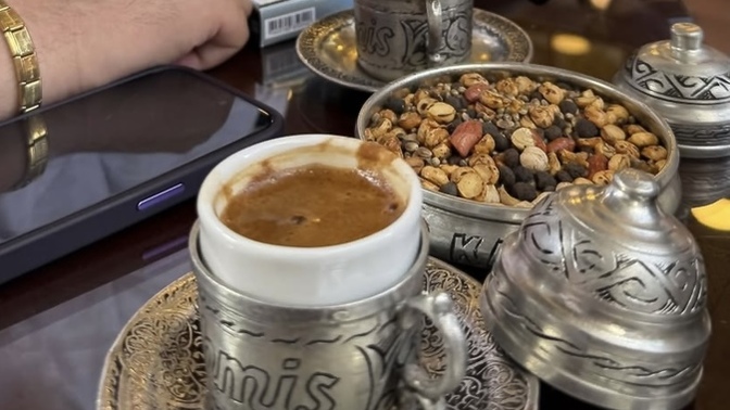 Erkekler neden ceplerini komple masaya boşaltıyor🙄? Biri açıklasın?