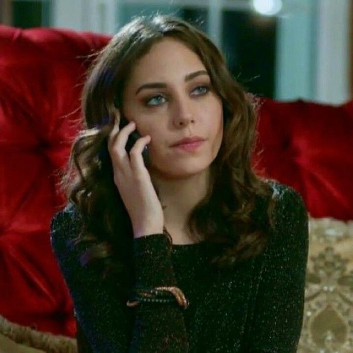 Sevgiliyle telefonda uzun uzun konuşmak, aşkı pekiştirir mi yoksa kelimeleri tüketir mi?