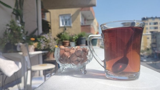 Sabah güneşi alırken balkonda çay içip fındık yerken, incir ağacında kuşlar öterken hangi şarkı dinlenir?