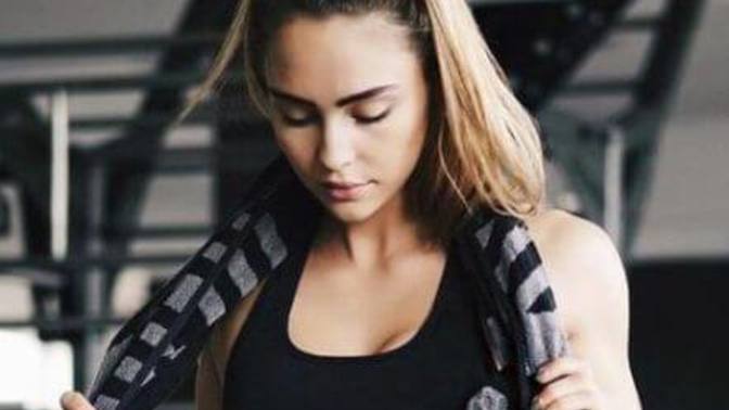 Nerede bu UZUN BOYLU, RENKLİ SAÇLI, PİERCİNG TAKAN, GOTH, DÖVMELİ ve SPORCU kadınlar?