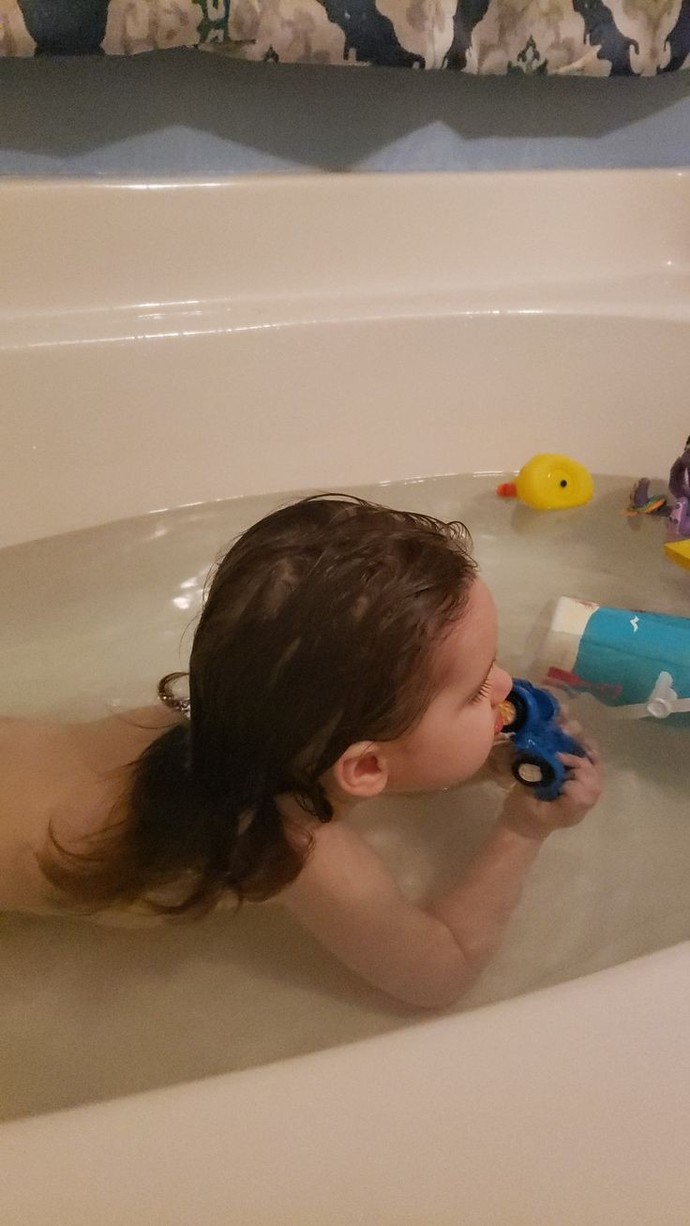 Çocukları anne mi yoksa baba mı banyo ettirmeli?