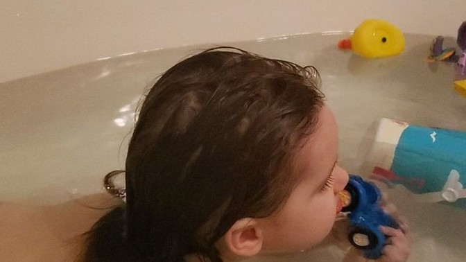 Çocukları anne mi yoksa baba mı banyo ettirmeli?