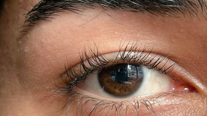Esmer tene yeşil kontakt lens gider mi?