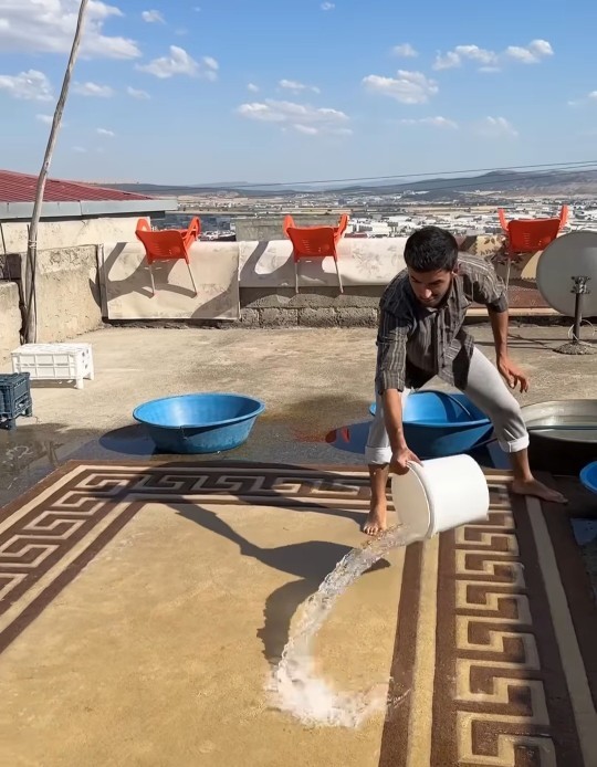 Halı yıkayan erkekler var mı?