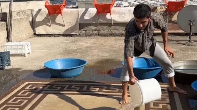 Halı yıkayan erkekler var mı?
