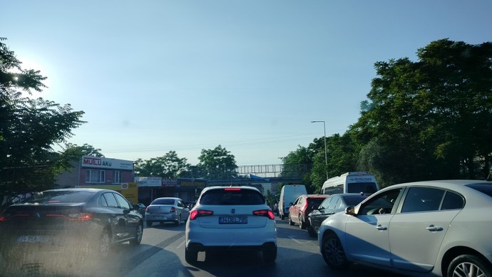 Köprünün altından geçerken, akşam güneşi karşıdan vururken, trafik gıdım gıdım giderken hangi şarkı dinlenir?
