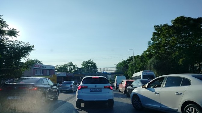 Köprünün altından geçerken, akşam güneşi karşıdan vururken, trafik gıdım gıdım giderken hangi şarkı dinlenir?