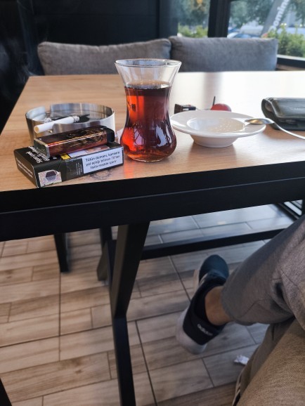 Kafede tek başıma oturmak ilk başta garip geldi ama sonra huzur buldum. Sizce bazen yalnızlık gerekli mi?