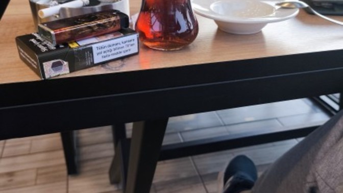 Kafede tek başıma oturmak ilk başta garip geldi ama sonra huzur buldum. Sizce bazen yalnızlık gerekli mi?