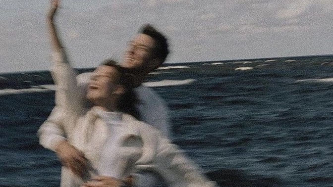Aşık olunca mı güzelleşiyoruz, güzelleşince mi aşık olunuyor?