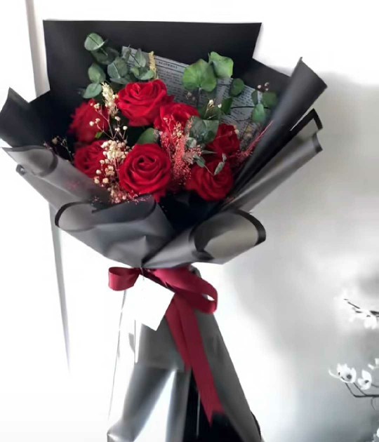 Erkek arkadaşıma çiçek Alıcam yardımcı olur musunuz?