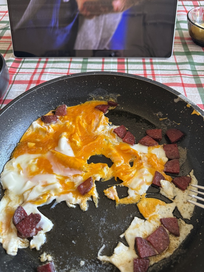 Sucuklu yumurta yaptim ekmek yokmuş evde?