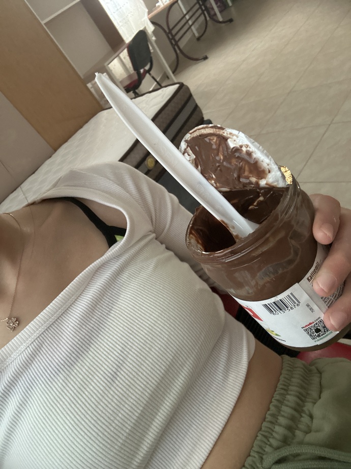 Markete çıkmaya üşendiğim için nutella yiyorum ekmeksiz çok kilo yapar mi?