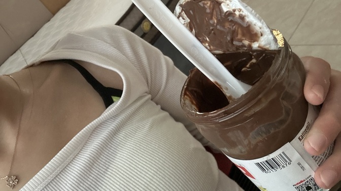 Markete çıkmaya üşendiğim için nutella yiyorum ekmeksiz çok kilo yapar mi?