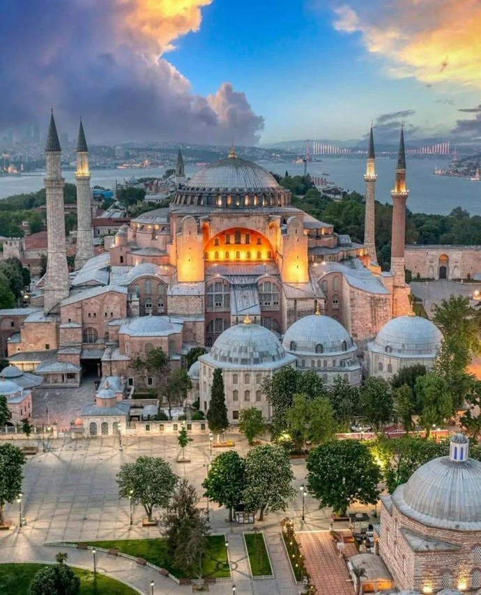Ayasofya camiini müze yaptığı için Atatürke hakaret edenler hakkında ne düşünürsünüz?