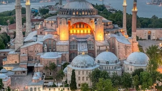Ayasofya camii'ni müze yaptığı için Atatürk'e hakaret edenler hakkında ne düşünürsünüz?