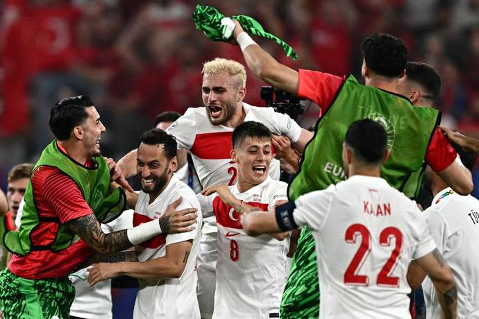 Şu an ki milli takımımızdaki oyuncu grubu ve oynadığı oyun sizi heyecanlandırıyor mu?