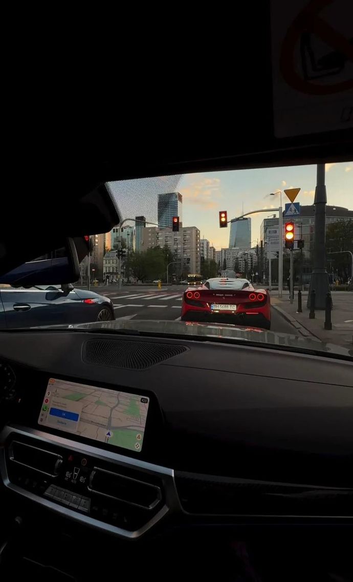 Araba kullanırken trafikte rast geldiğiniz süper arabayı görünce vay be arabaya bak diyor musunuz?