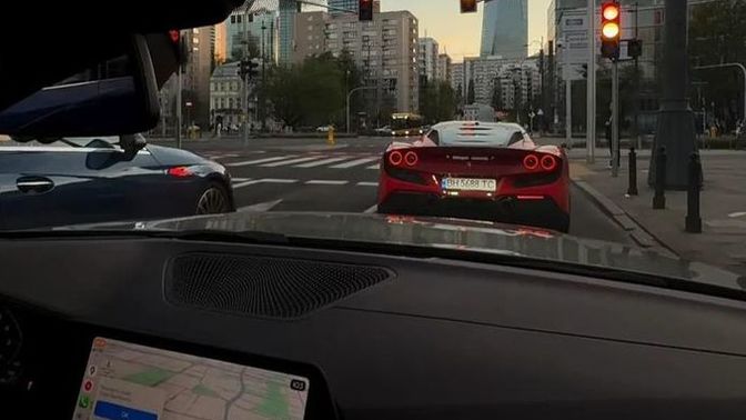 Araba kullanırken trafikte rast geldiğiniz süper arabayı görünce "vay be arabaya bak" diyor musunuz?