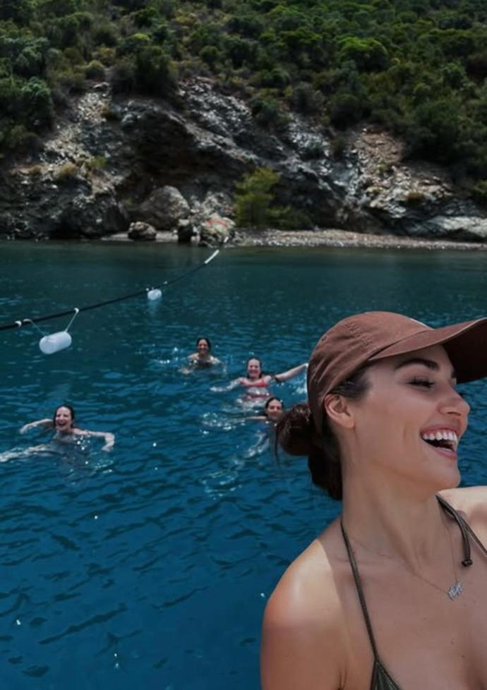 Hande Erçel tekne pozlarıyla beğeni topladı! Sence nasıl olmuş?