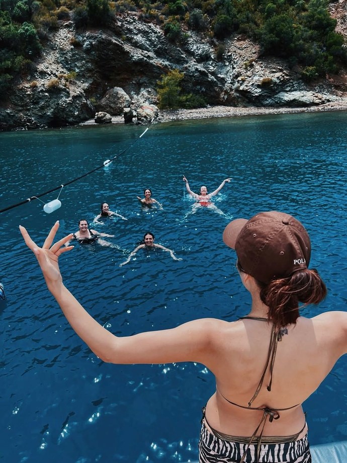 Hande Erçel tekne pozlarıyla beğeni topladı! Sence nasıl olmuş?