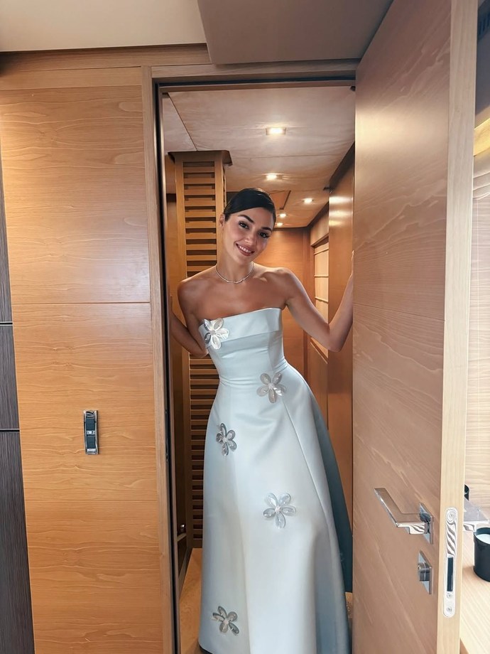 Hande Erçel tekne pozlarıyla beğeni topladı! Sence nasıl olmuş?