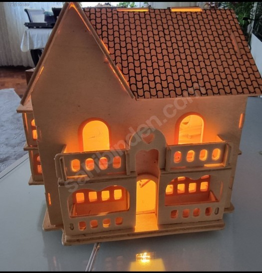 Evinde bu tür dekoratif ışıklı minyatür ev olan var mı?