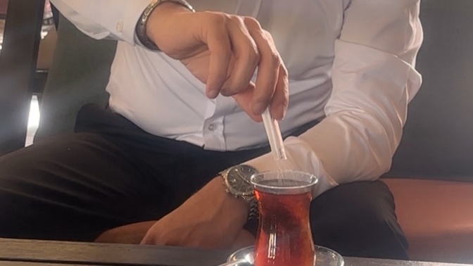 Çayı şekerli mi şekersiz mi?