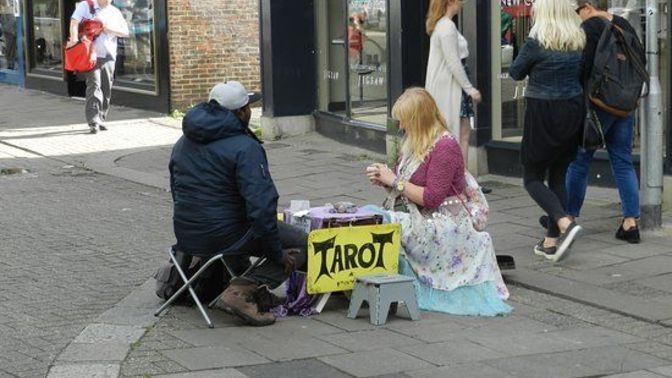 Burçlara takıntılı olan kızlar, neden her sohbeti astrolojiye bağlıyor?