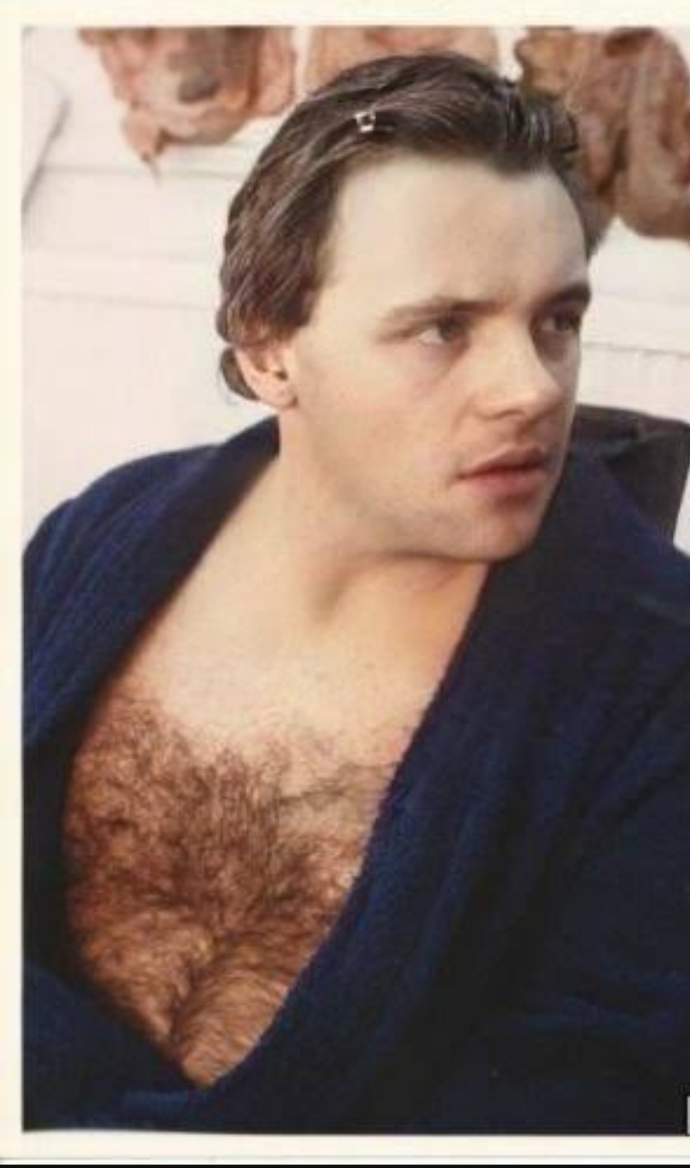 Kızlar genç Anthony hopkins yakışıklımı sizce kuzuların sessizliğindeki adam?