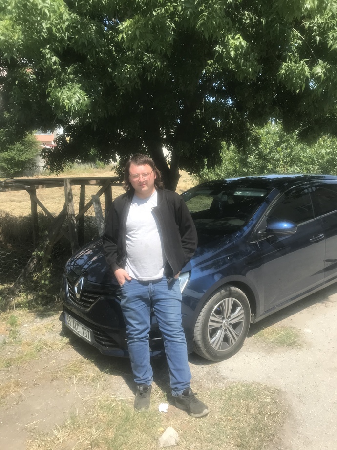 Nasıl çıkmışım megane 4 2023 model ile 1 3 tec Turbo benzinli 140 beygir gücünde rengi lansman mavisi birde?