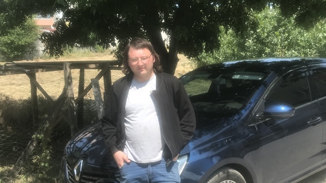 Nasıl çıkmışım megane 4 2023 model ile 1 3 tec Turbo benzinli 140 beygir gücünde rengi lansman mavisi birde?