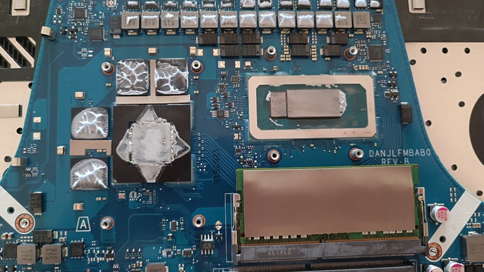 Arkadaşlar gaming laptopta böyle termal macun sürülmesi normal mi?