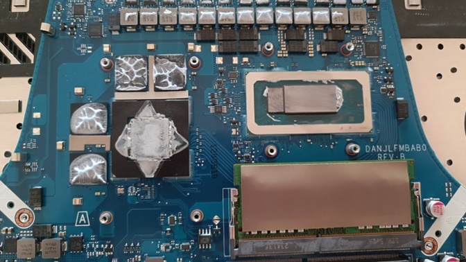 Arkadaşlar gaming laptopta böyle termal macun sürülmesi normal mi?