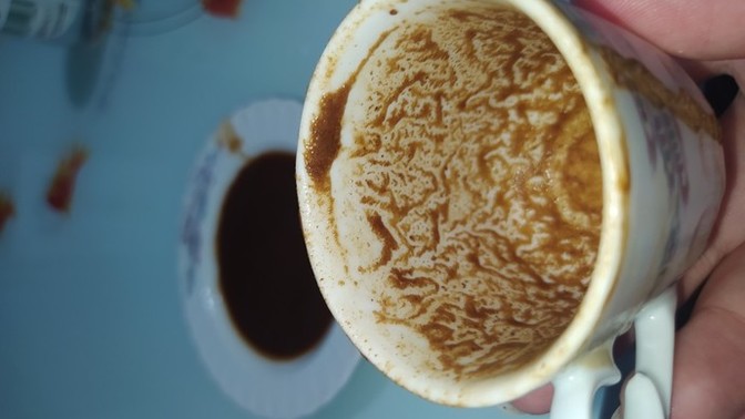 Falıma bakacak bir kişi?