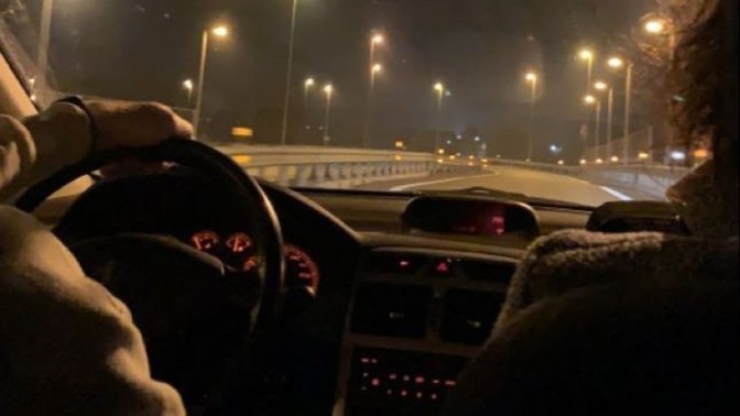 Sevgiliniz sarhoş olan bir kızı evine bırakabilir mi?
