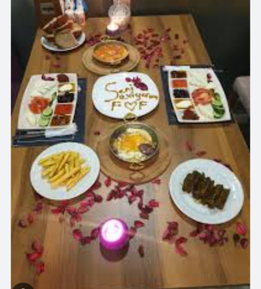Kızlar size sevgiliniz romantik bir kahvaltı hazırlasa?
