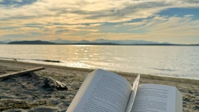 Plajda kitap okumak vizyonsuzluk mudur?