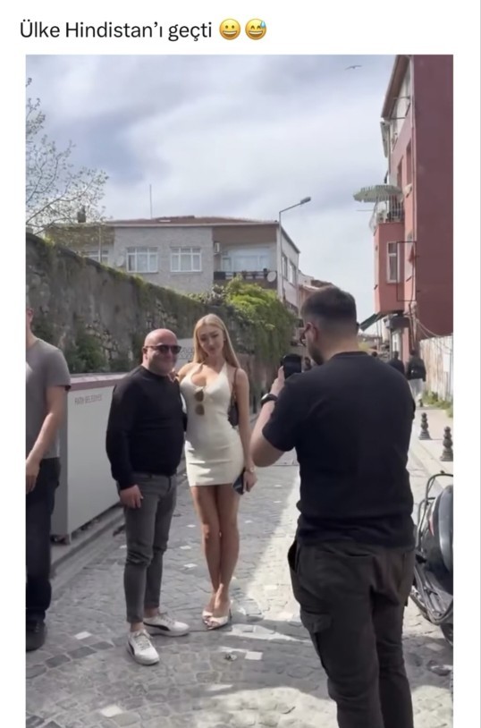 Güzel kadını durdurup fotoğraf çekmişler😂?