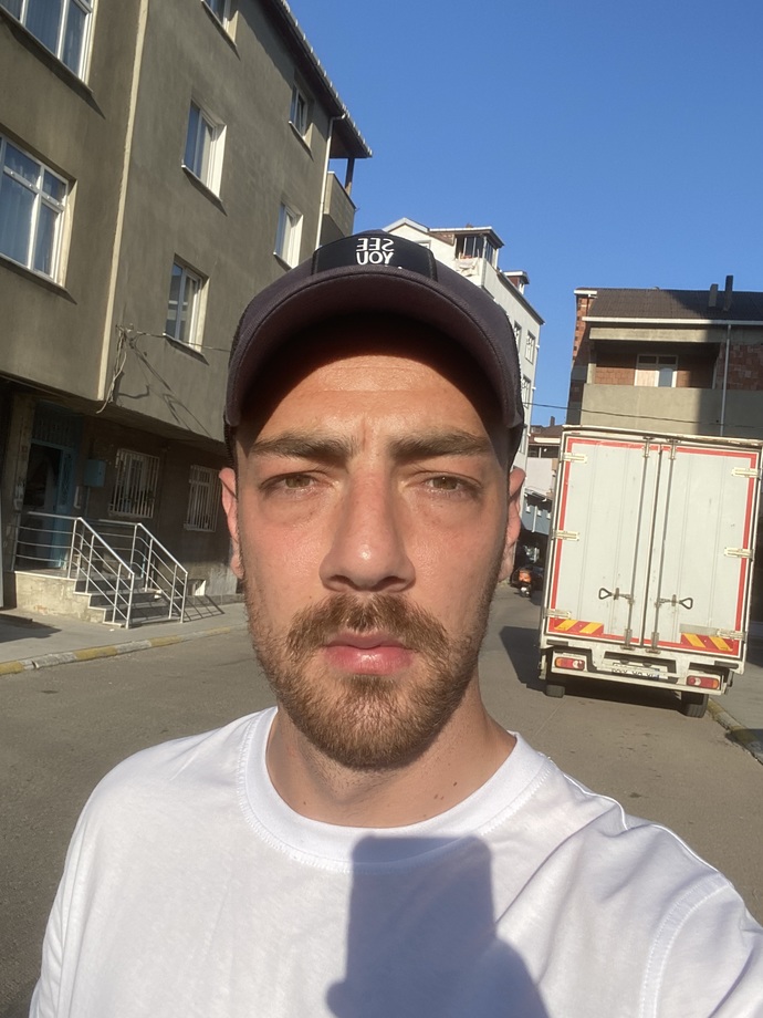 Kaç yaşında gösteriyorum. Yolda abi diyorlar moralim bozuluyor yaşlandım mı ne?