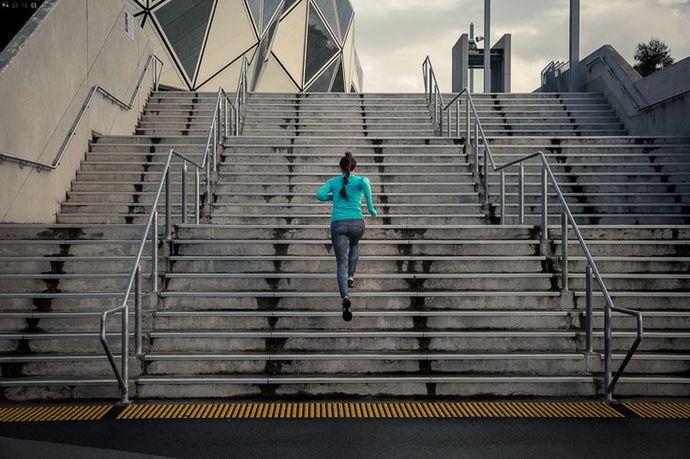 Tower Running/Gökdelen Koşusu sporunu, merdivenleri koşarak çıkmanın zihinsel ve fiziksel faydalarını biliyor musun, dener misin?