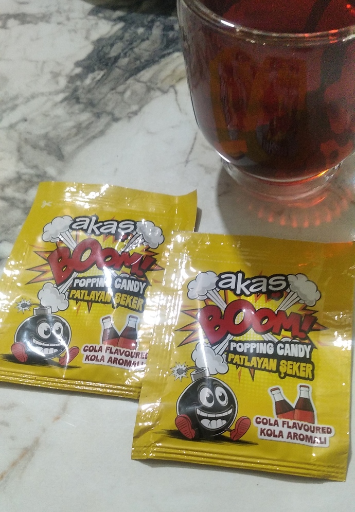 Patlayan şeker yerken öpüşürsek ne olur 🍬💥😂?
