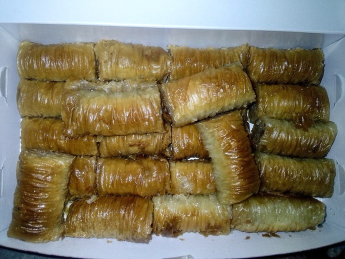 Gece gece baklava gömecek olsan kimi yanında isterdin KS?