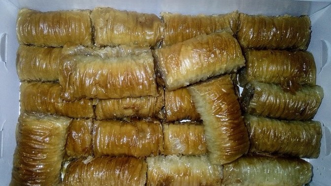 Gece gece baklava gömecek olsan kimi yanında isterdin KS?