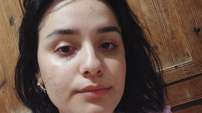 Bu kız hangi partilidir sizce?